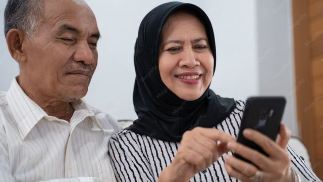 Anggota mengecek saldo iuran lewat ponsel